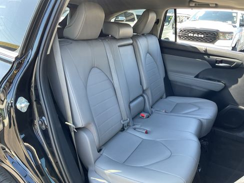 Used 2023 Toyota Highlander XLE FWD image 21