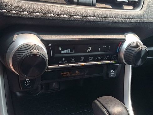 Used 2021 Toyota RAV4 LE AWD/4WD image 15