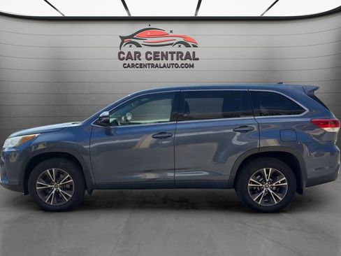 Used 2017 Toyota Highlander Plus AWD/4WD image 2