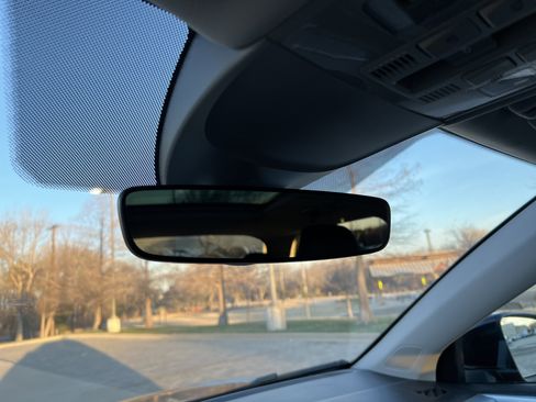 Used 2025 Volkswagen Taos SE w/ Panoramic Sunroof Package image 25