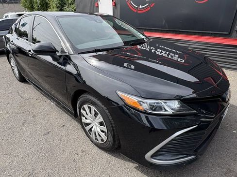 Used 2022 Toyota Camry LE FWD image 5