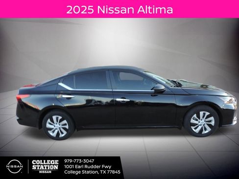 Used 2025 Nissan Altima 2.5 S image 2