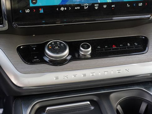 Used 2025 Ford Expedition Platinum AWD/4WD image 25