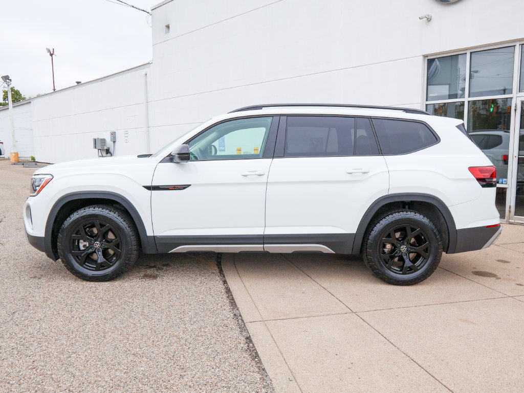 Used 2025 Volkswagen Atlas Peak Edition SE AWD/4WD image 2