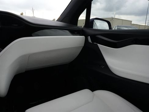Used 2019 Tesla Model X 75D image 8