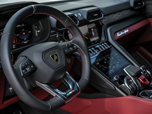 Used 2022 Lamborghini Urus AWD/4WD image 33