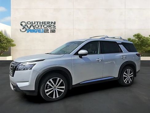 Used 2025 Nissan Pathfinder Platinum w/ Black Appearance Package FWD image 27