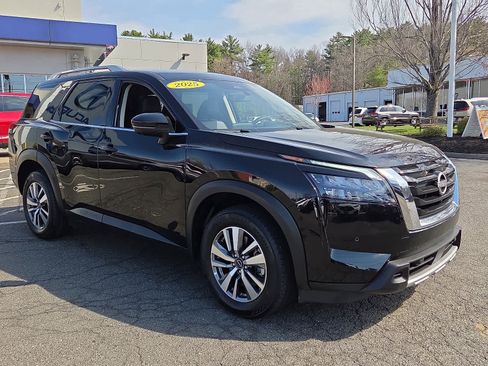 Used 2025 Nissan Pathfinder SL AWD/4WD image 4