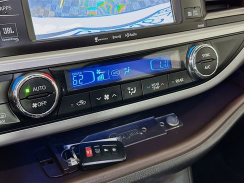 Used 2017 Toyota Highlander Limited image 16