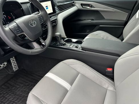 Used 2025 Toyota Camry SE image 11