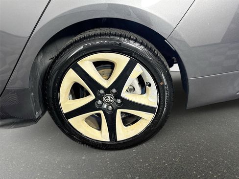 Used 2017 Toyota Prius Three Touring FWD image 29