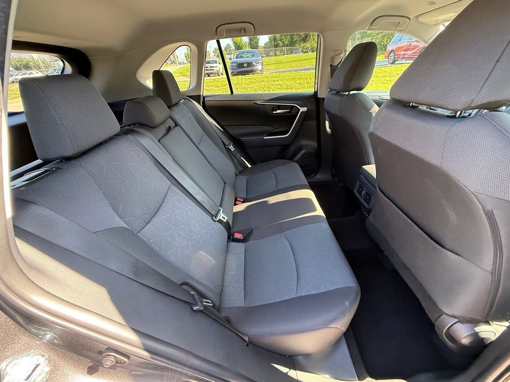 Used 2025 Toyota RAV4 XLE FWD image 36