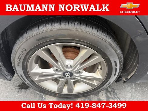 Used 2017 Hyundai Elantra SE image 9