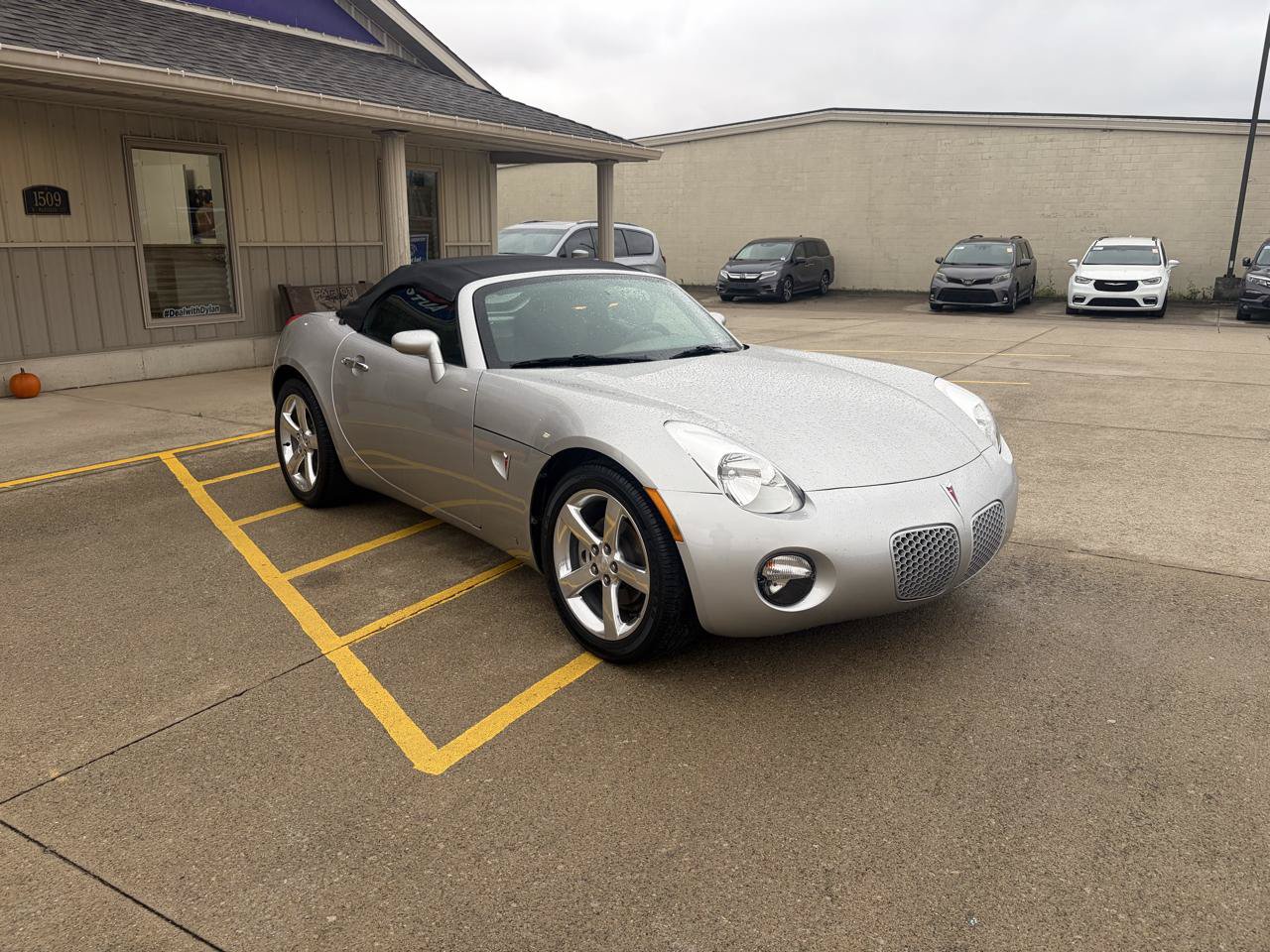 Used 2006 Pontiac Solstice Convertible w/ Power Package RWD image 3