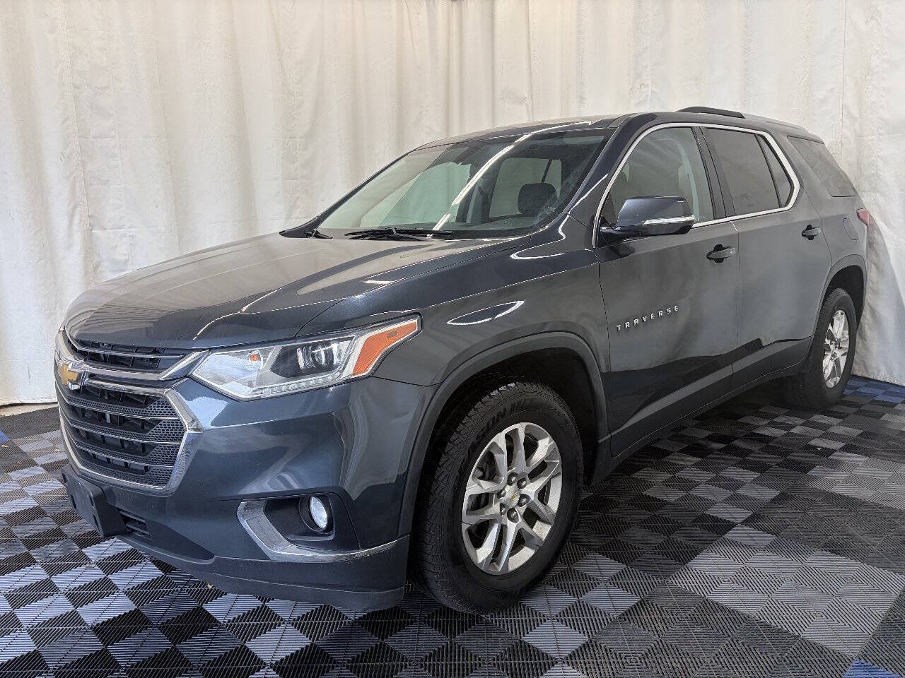 Used 2018 Chevrolet Traverse LT FWD image 2