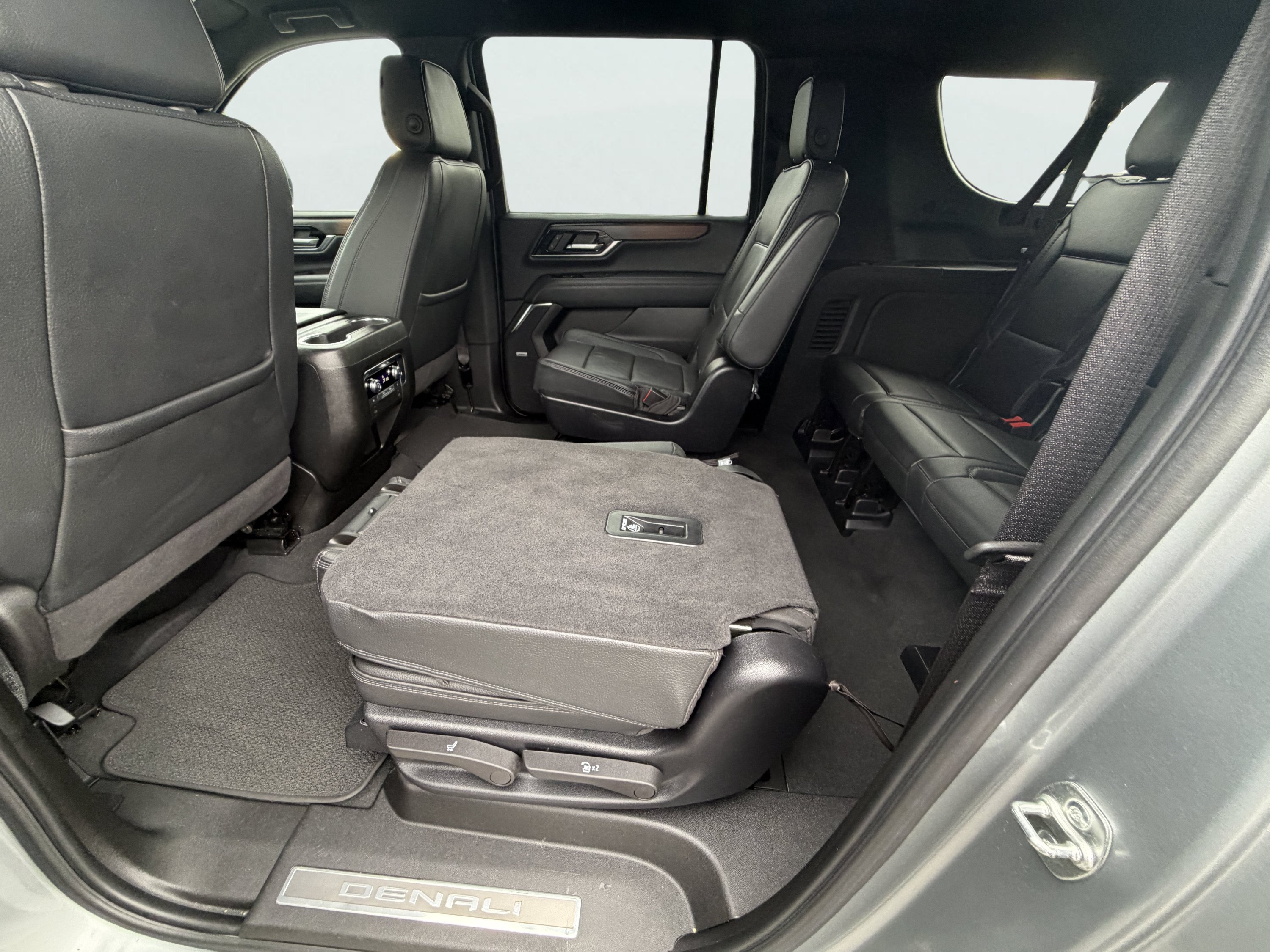 Used 2025 GMC Yukon XL Denali AWD/4WD image 15
