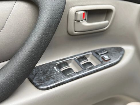 Used 2005 Toyota Land Cruiser image 39