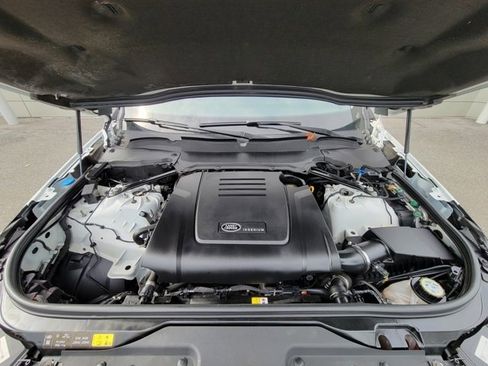 Used 2024 Land Rover Discovery S image 9