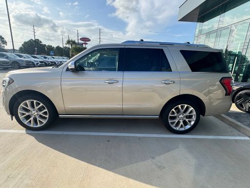 Used 2018 Ford Expedition Platinum RWD image 3