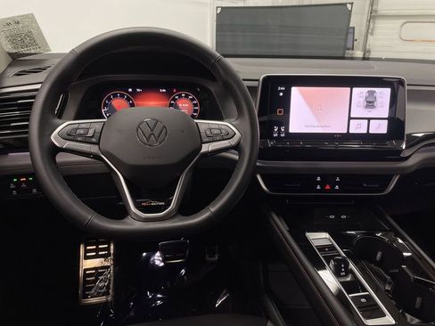 Used 2024 Volkswagen Atlas Peak Edition SE image 5