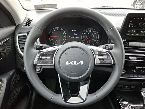 Certified 2023 Kia Seltos EX image 20