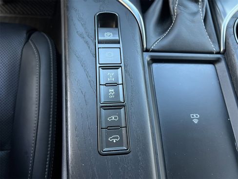 Used 2023 Lexus LX 600 4WD w/ Luxury Package image 17