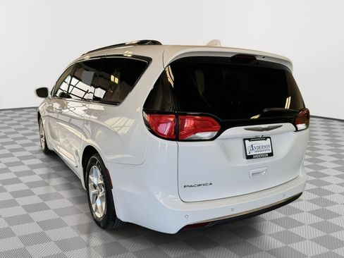 Used 2018 Chrysler Pacifica Touring-L w/ Tire & Wheel Group image 9