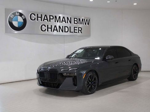 Used 2026 BMW 750e xDrive image 1