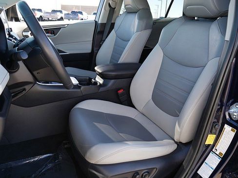 Used 2021 Toyota RAV4 XLE Premium image 14