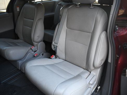 Used 2017 Toyota Sienna XLE Premium FWD image 23