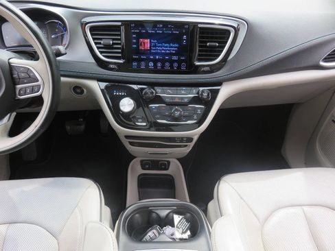 Used 2018 Chrysler Pacifica Limited w/ Advanced Safetytec Group FWD image 16