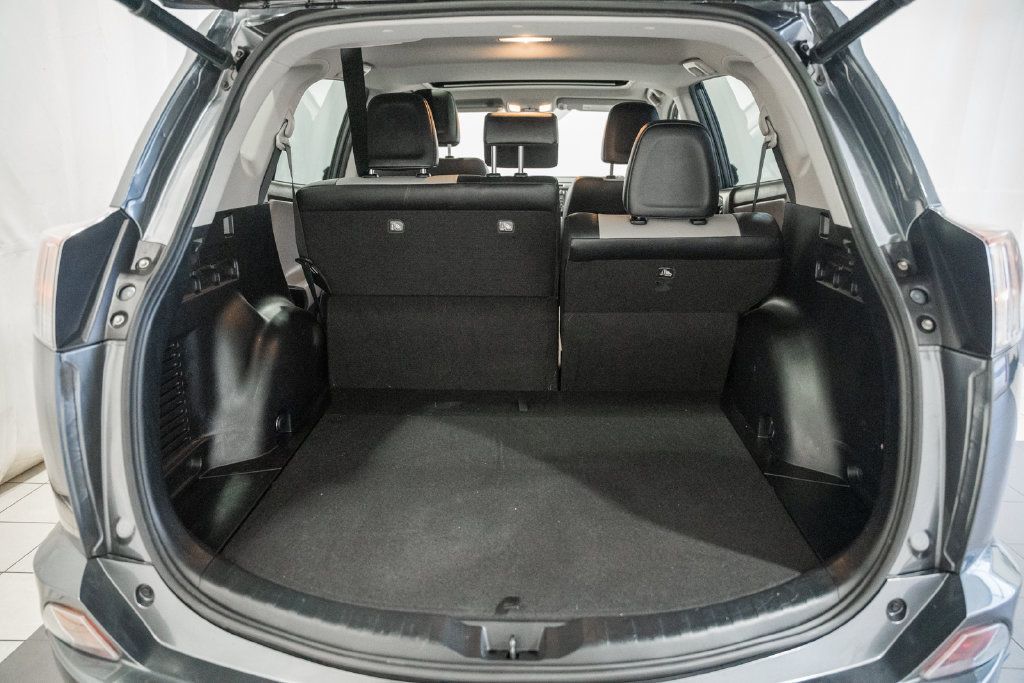 Used 2018 Toyota RAV4 Limited AWD/4WD image 8