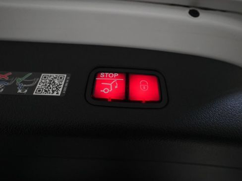 Used 2025 Mercedes-Benz GLC 300 4MATIC image 15