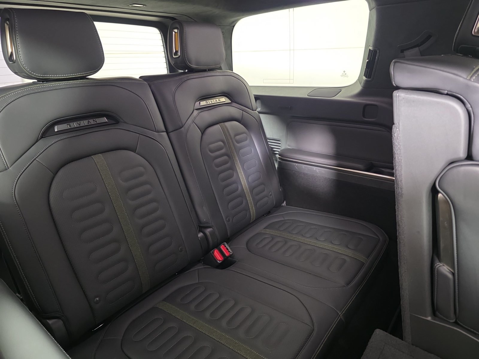 Used 2025 Rivian R1S Adventure Dual AWD/4WD image 25