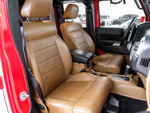 Used 2012 Jeep Wrangler Unlimited Sahara w/ Connectivity Group image 32