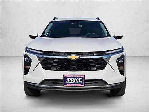 Used 2025 Chevrolet Trax LT FWD image 2