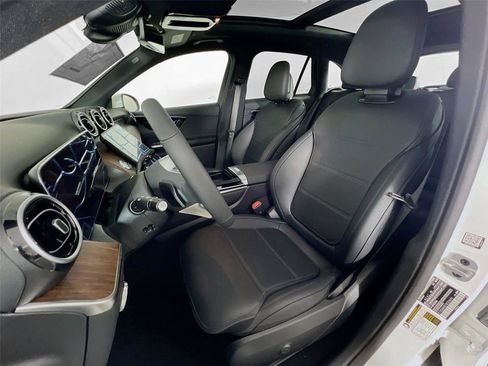 Used 2025 Mercedes-Benz GLC 300 4MATIC image 17