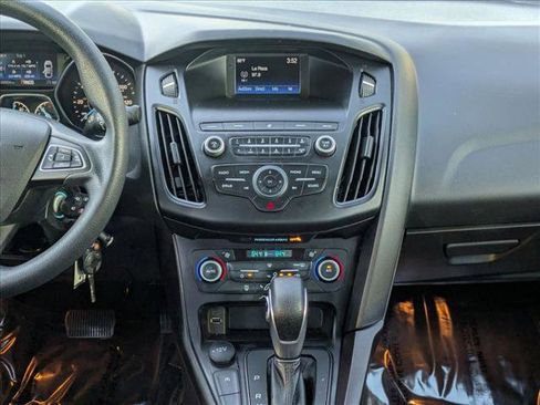 Used 2018 Ford Focus SE w/ SE Appearance Package image 14