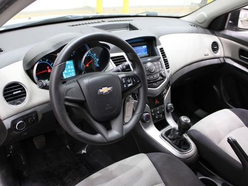 Used 2014 Chevrolet Cruze LS FWD image 17