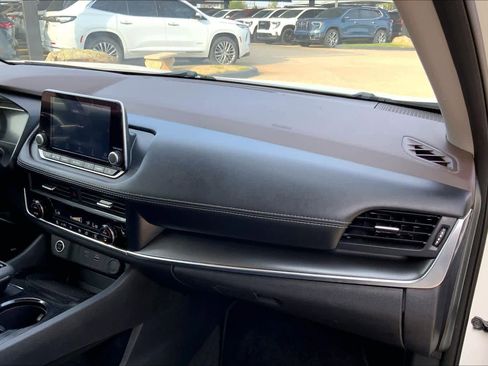 Used 2023 Nissan Rogue SV w/ SV Premium B Package image 18