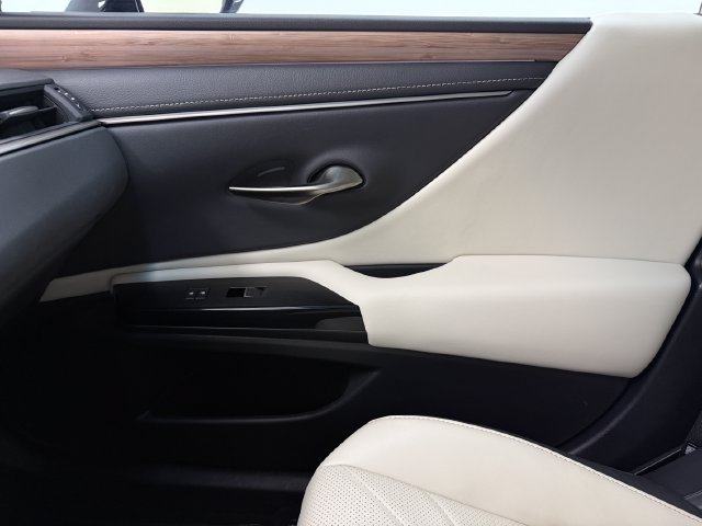 Used 2025 Lexus ES 300h w/ Technology Package FWD image 25