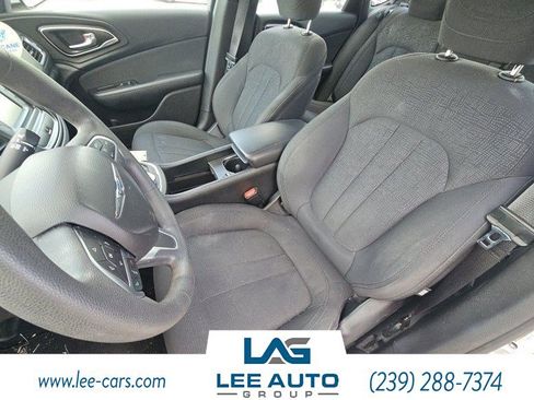 Used 2016 Chrysler 200 Limited image 4