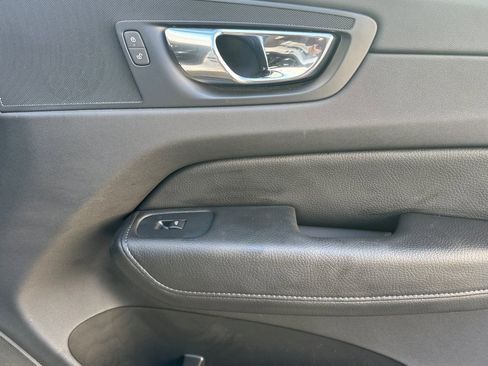 Used 2018 Volvo XC60 T5 Momentum w/ Convenience Package image 19