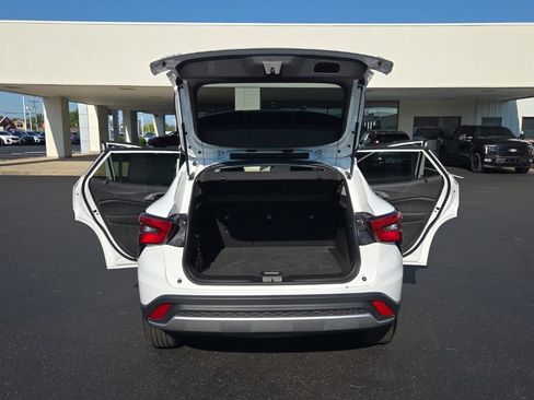 Used 2025 Chevrolet Trax LT w/ LT Convenience Package FWD image 14