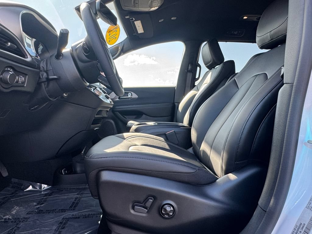 New 2027 Chrysler Pacifica Select FWD image 16