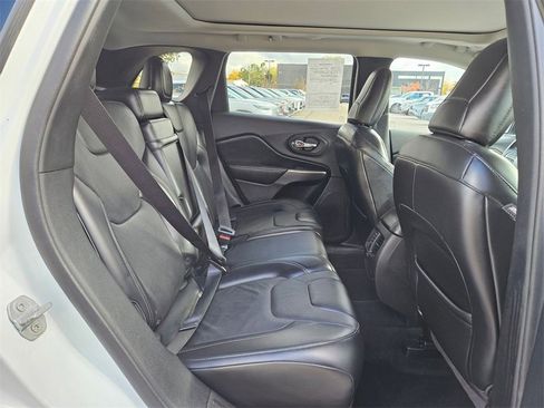 Used 2019 Jeep Cherokee Limited image 30