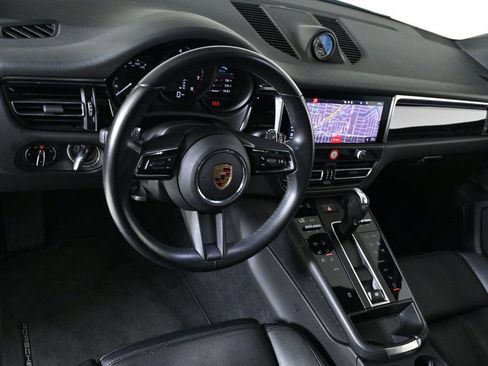 Certified 2024 Porsche Macan image 4