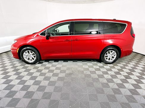 Used 2025 Chrysler Pacifica Select FWD image 6