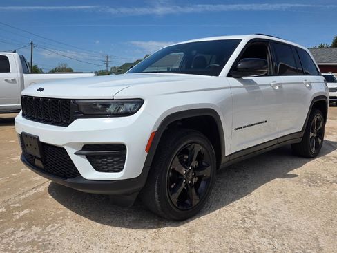 Used 2023 Jeep Grand Cherokee Altitude AWD/4WD image 2