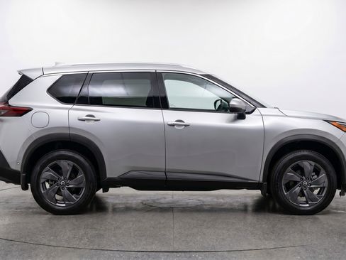 Used 2025 Nissan Rogue SV FWD image 11
